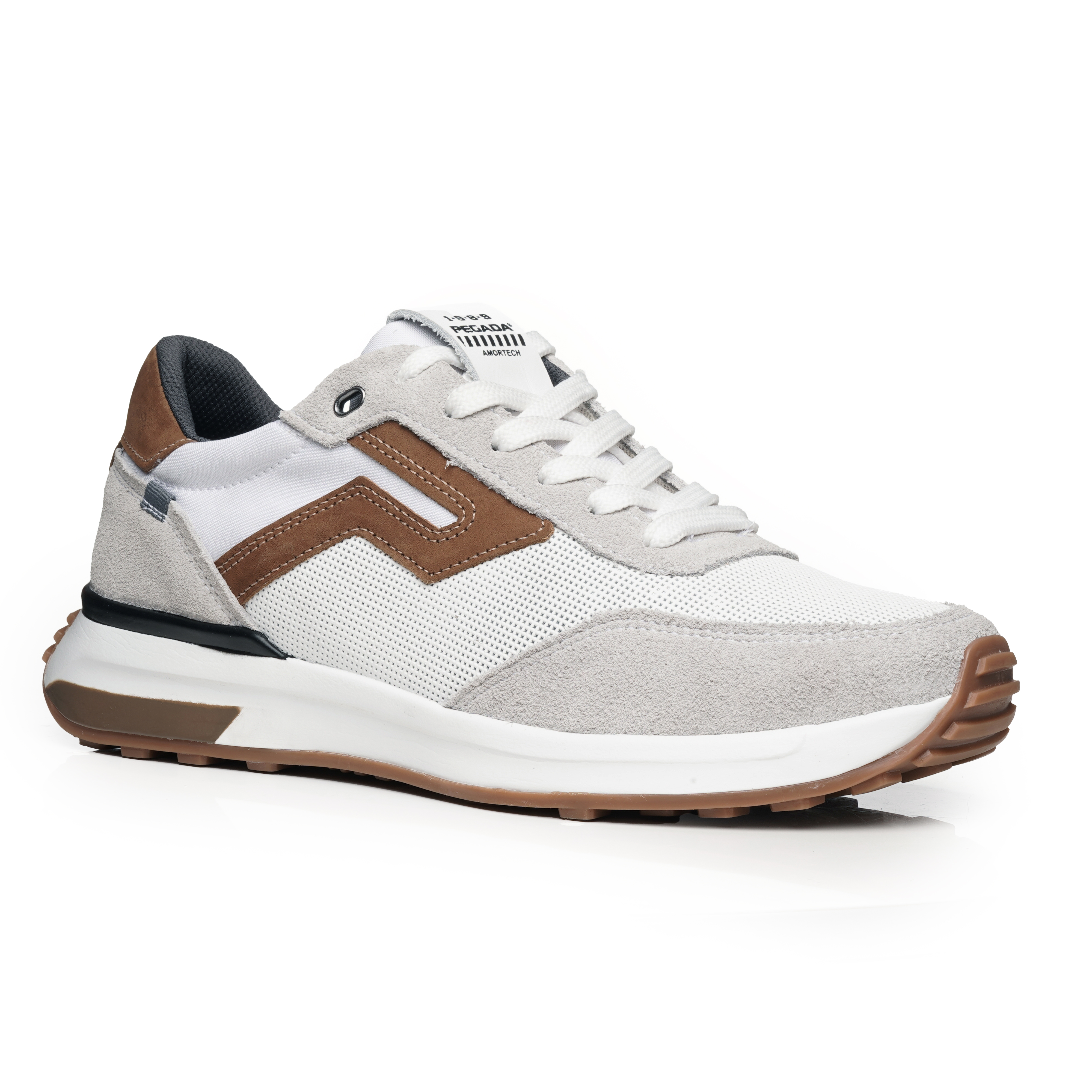 Tênis casual masculino Pegada branco com detalhes em bege e marrom, vista frontal direito, material sintético e fechamento em cadarço.